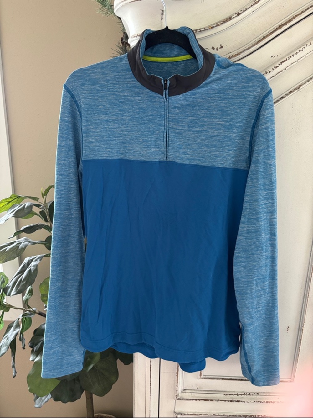 Lululemon Men’s Size Large* two tone blue 1/4 zip pullover